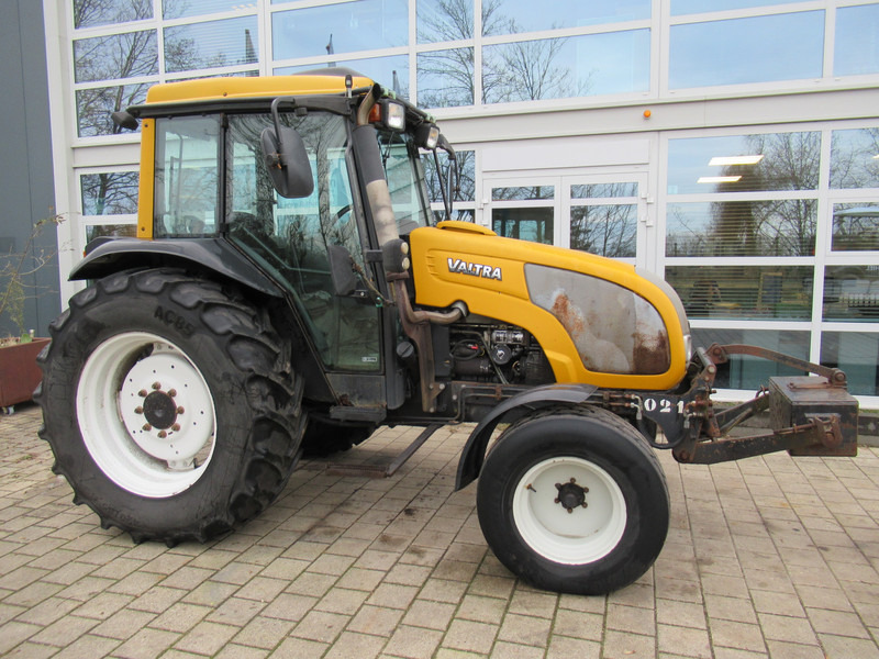 Tracteur agricole Valtra A75 4x2 + Fronthef VALMET