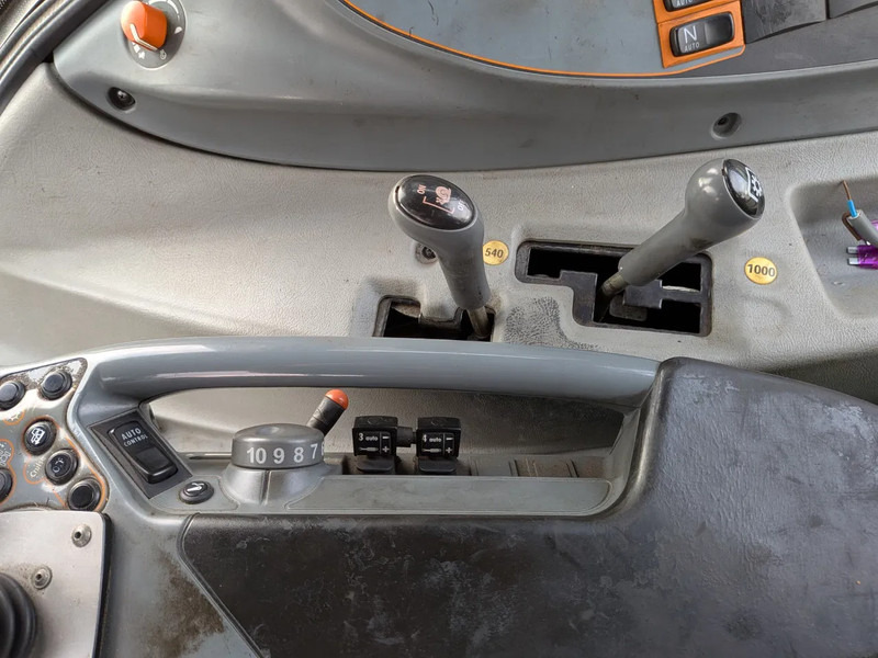 Tracteur agricole Valtra N142 N142