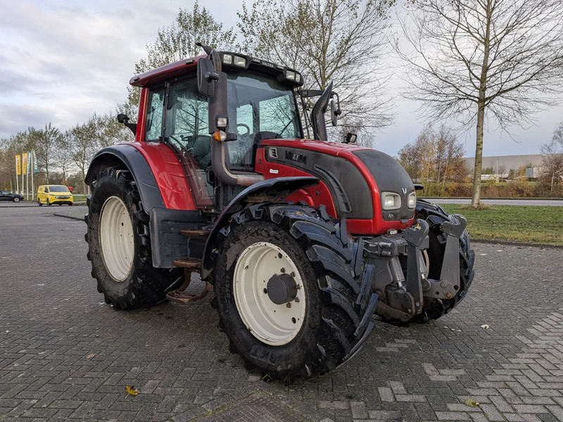 Tracteur agricole Valtra N142 N142