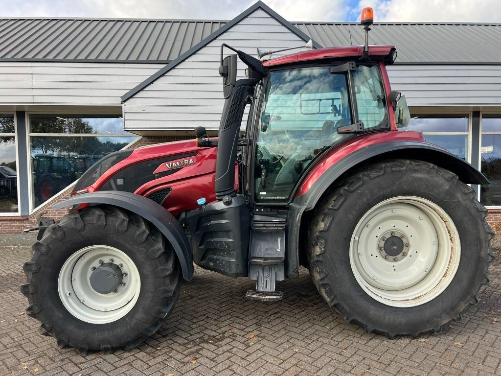 Tracteur agricole Valtra T 174 Versu