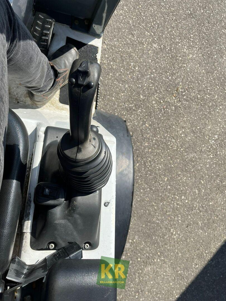 Valet de ferme AL400 GEHL