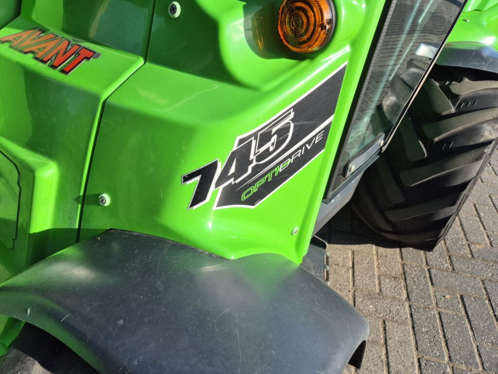 Valet de ferme AVANT 745 optidrive