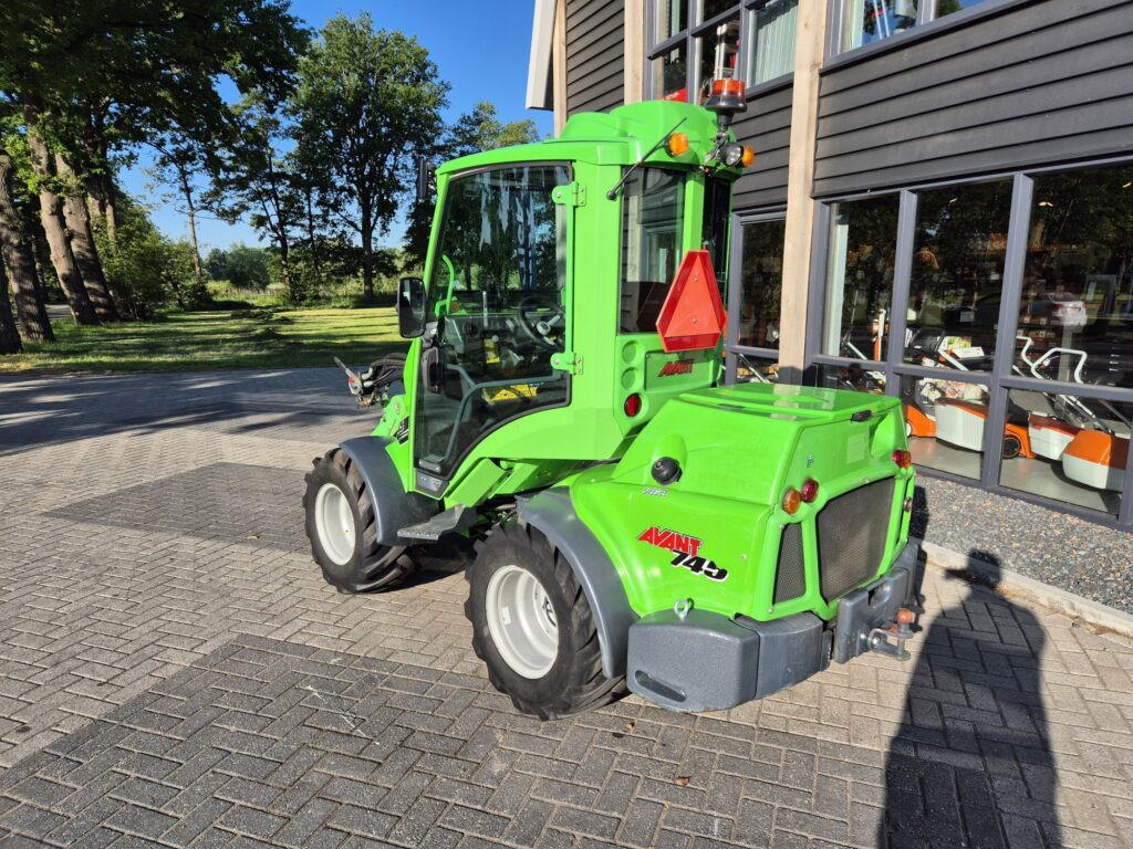 Valet de ferme AVANT 745 optidrive