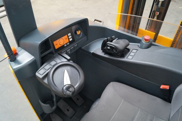 Chariot à mât rétractable Jungheinrich ETV112