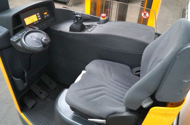 Chariot à mât rétractable Jungheinrich ETV216