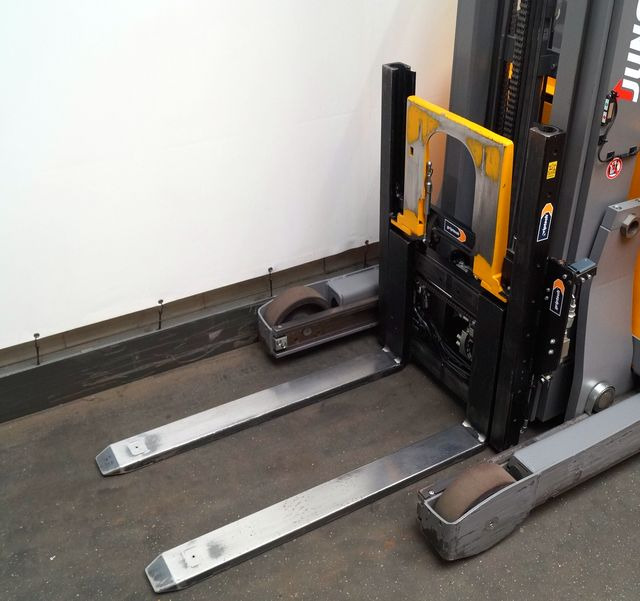 Chariot à mât rétractable Jungheinrich ETV216