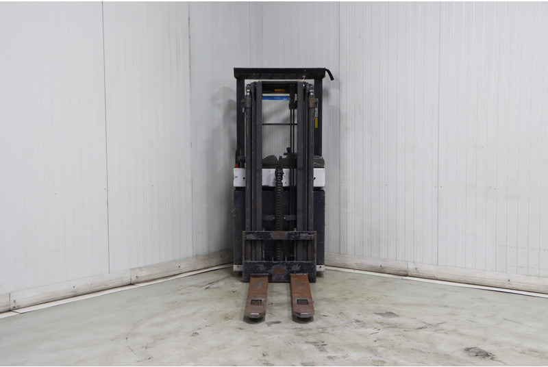 Chariot à mât rétractable Nissan AJN160