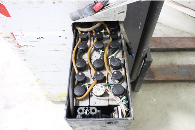 Chariot à mât rétractable Nissan AJN160