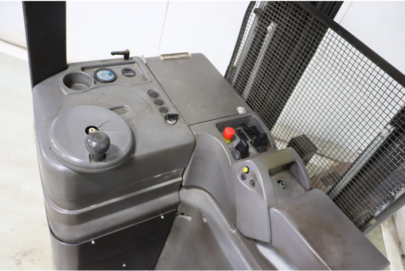 Chariot à mât rétractable Nissan AJN160