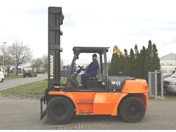 Chariot élévateur Doosan D90S-5
