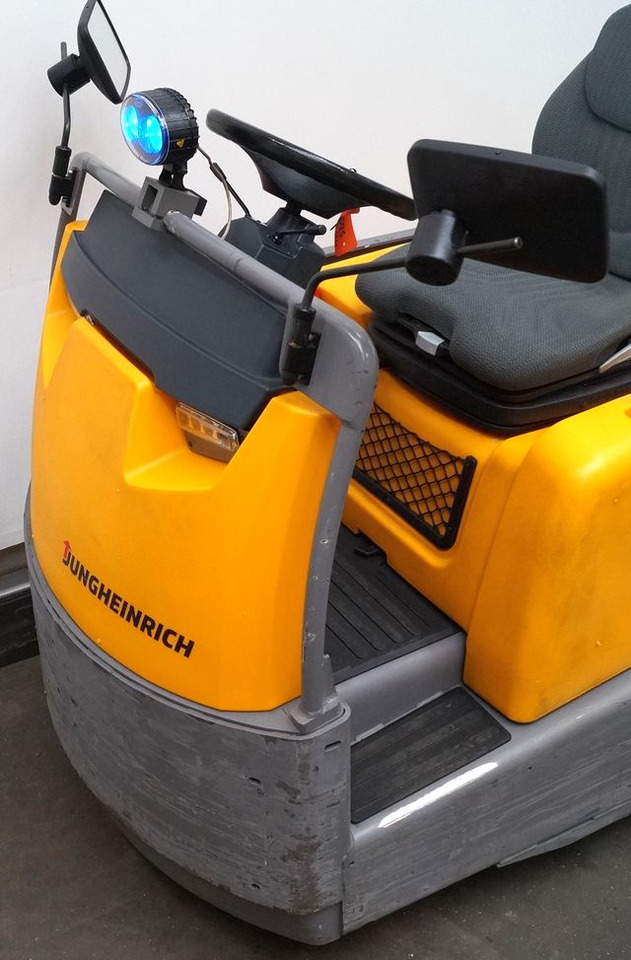 Chariot tracteur Jungheinrich EZS570