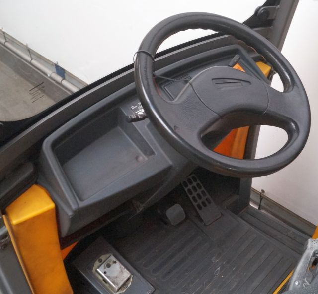 Chariot tracteur Jungheinrich EZS570