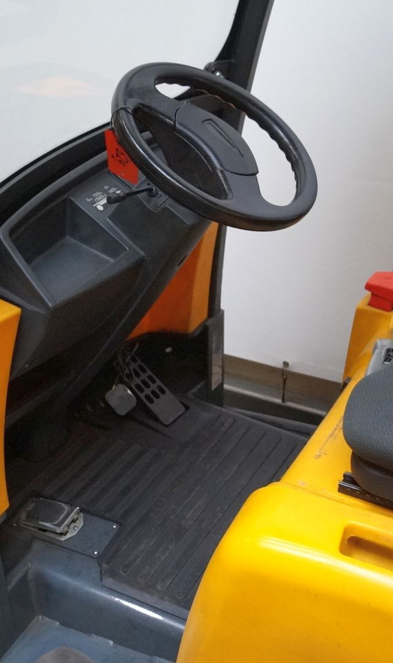Chariot tracteur Jungheinrich EZS570