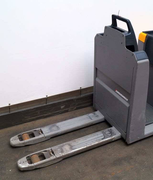 Préparateur de commandes Jungheinrich ECE225