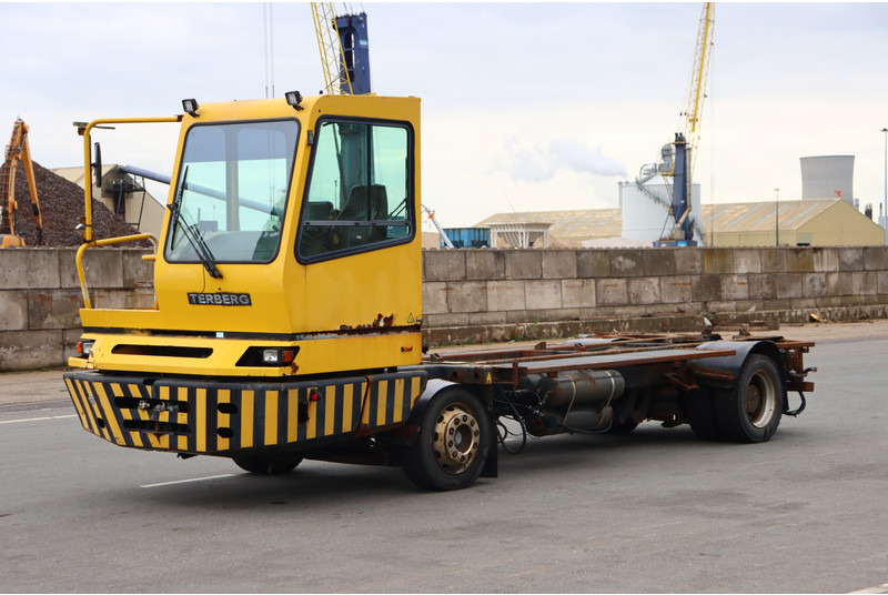 Tracteur portuaire Terberg BC182