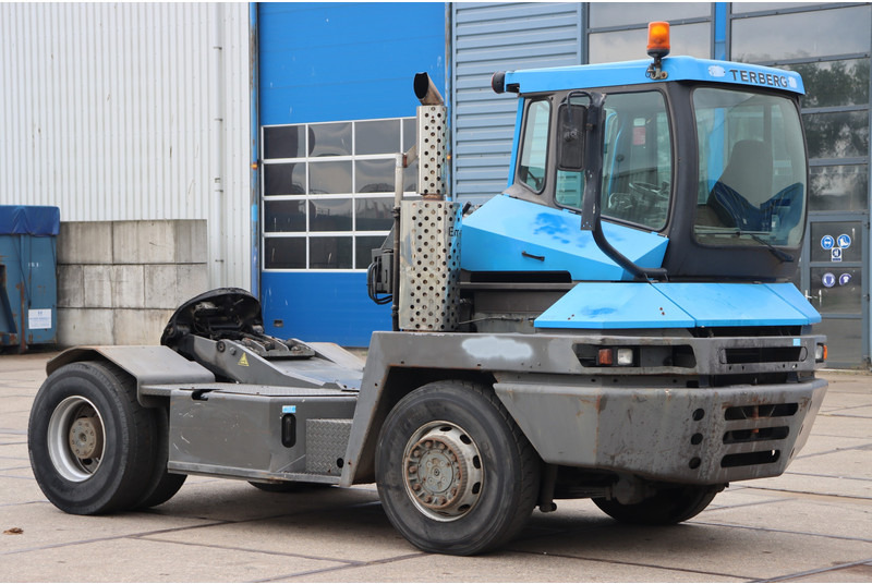 Tracteur portuaire Terberg RT222