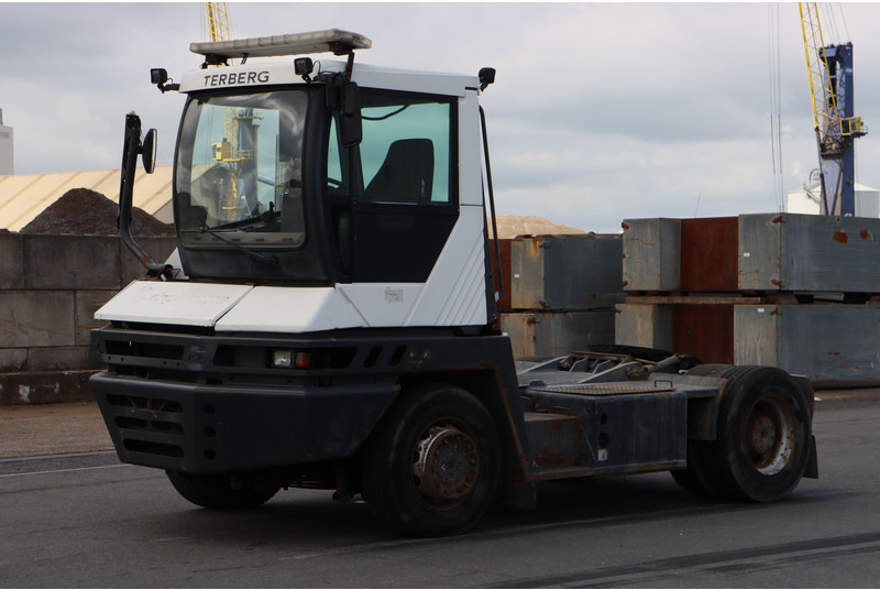 Tracteur portuaire Terberg RT222