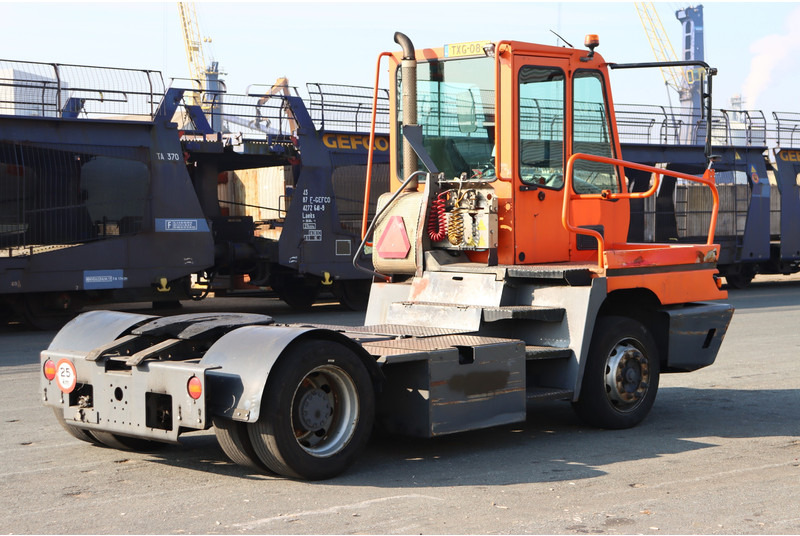 Tracteur portuaire Terberg YT182