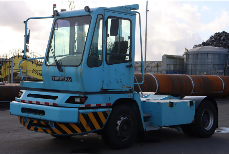 Tracteur portuaire Terberg YT222