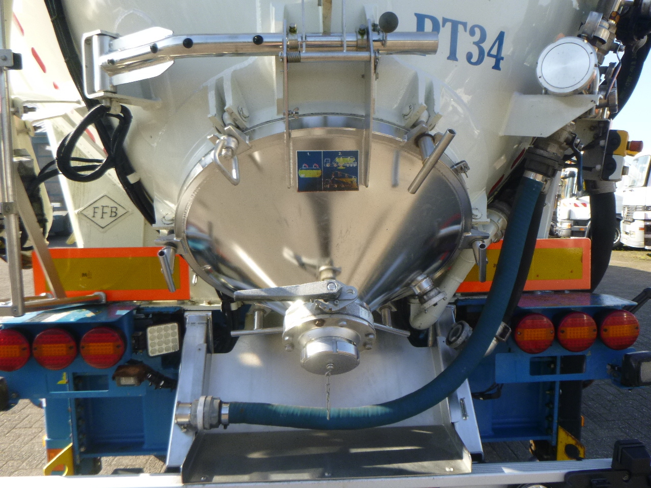 Semi-remorque citerne pour transport de farine Feldbinder Powder tank alu 60 m3 / Compressor diesel engine.: photos 11