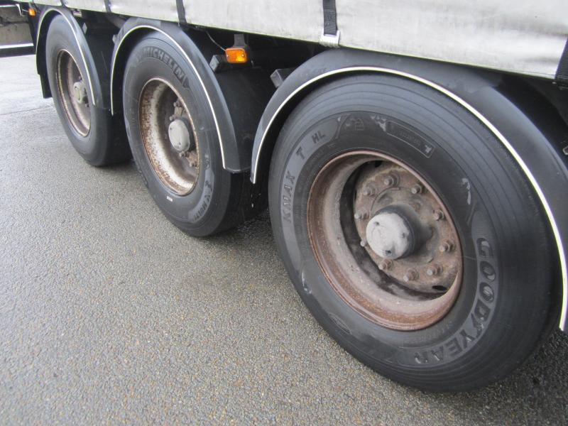 Semi-remorque rideaux coulissants Fruehauf