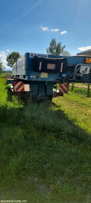 Semi-remorque semi porte engin surbaissée