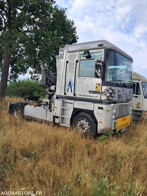 Tracteur routier Camion AE Renault équipé grue