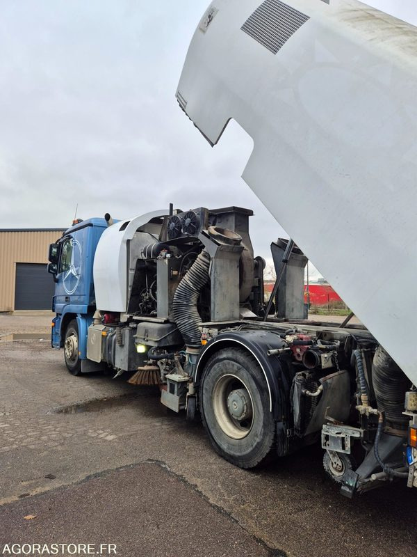 Balayeuse de voirie Balayeuse Eurovoirie Optifant 70 TA THP - 2012 - 242 000 heures