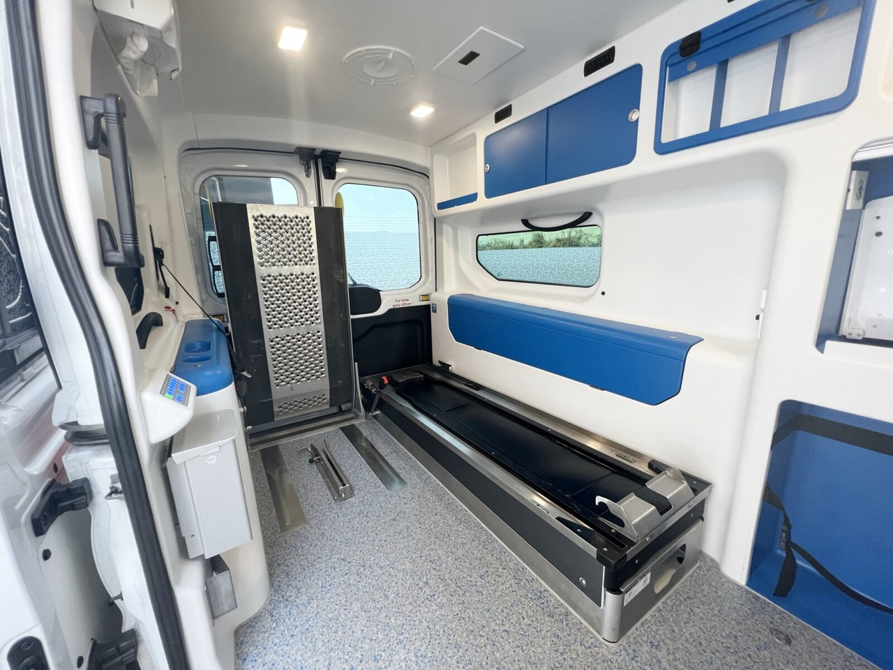 Ambulance Ford Transit 2.2 TDCI 4x2 Transit 2.2 TDCI 4x2, Krankentransporter: photos 3