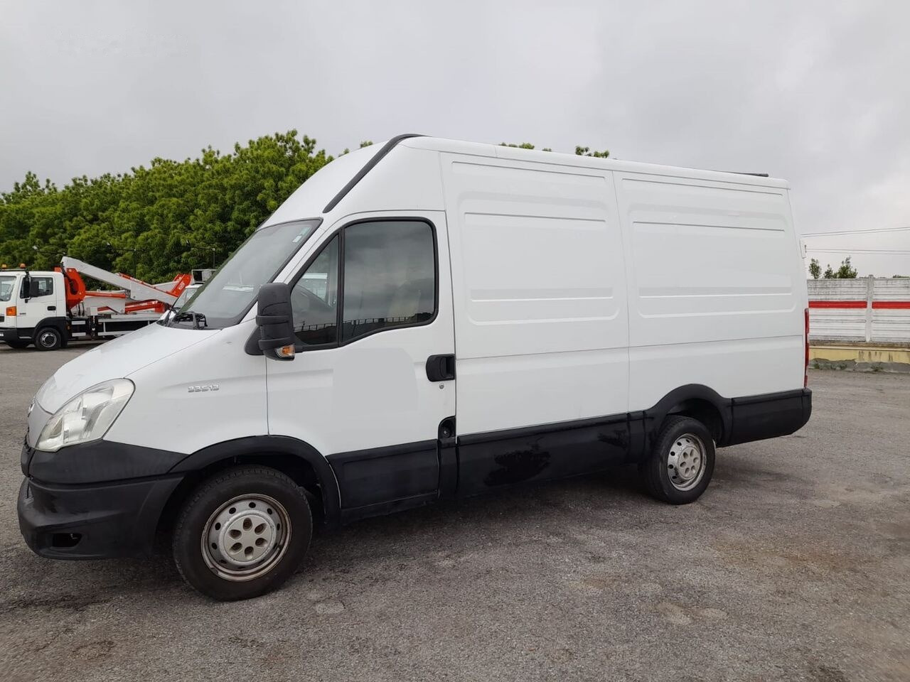 Fourgon grand volume IVECO Daily 33S13