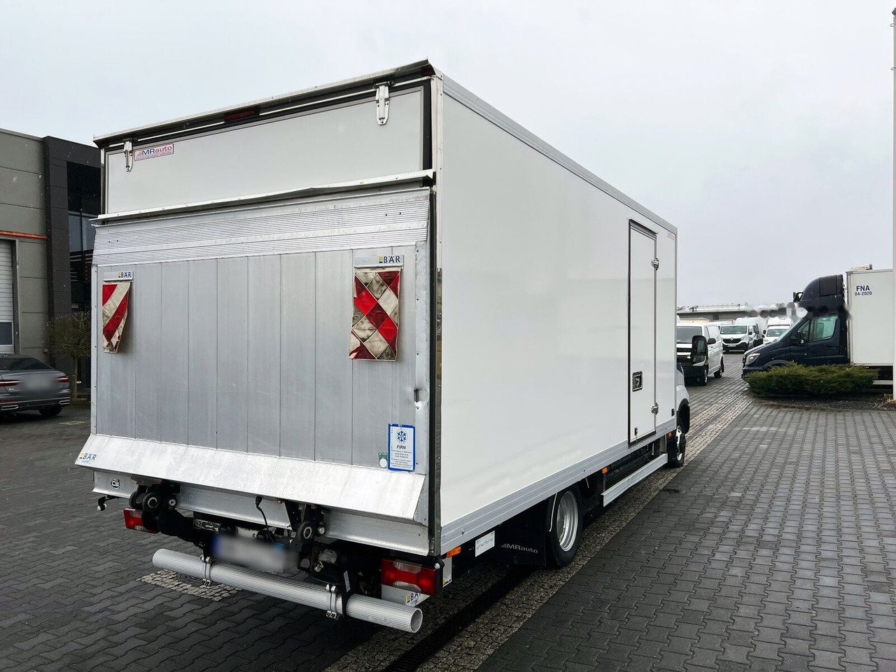Fourgon grand volume IVECO Daily 35C14 CNG Container 10 pallets + Elevator 750 kg One Owne