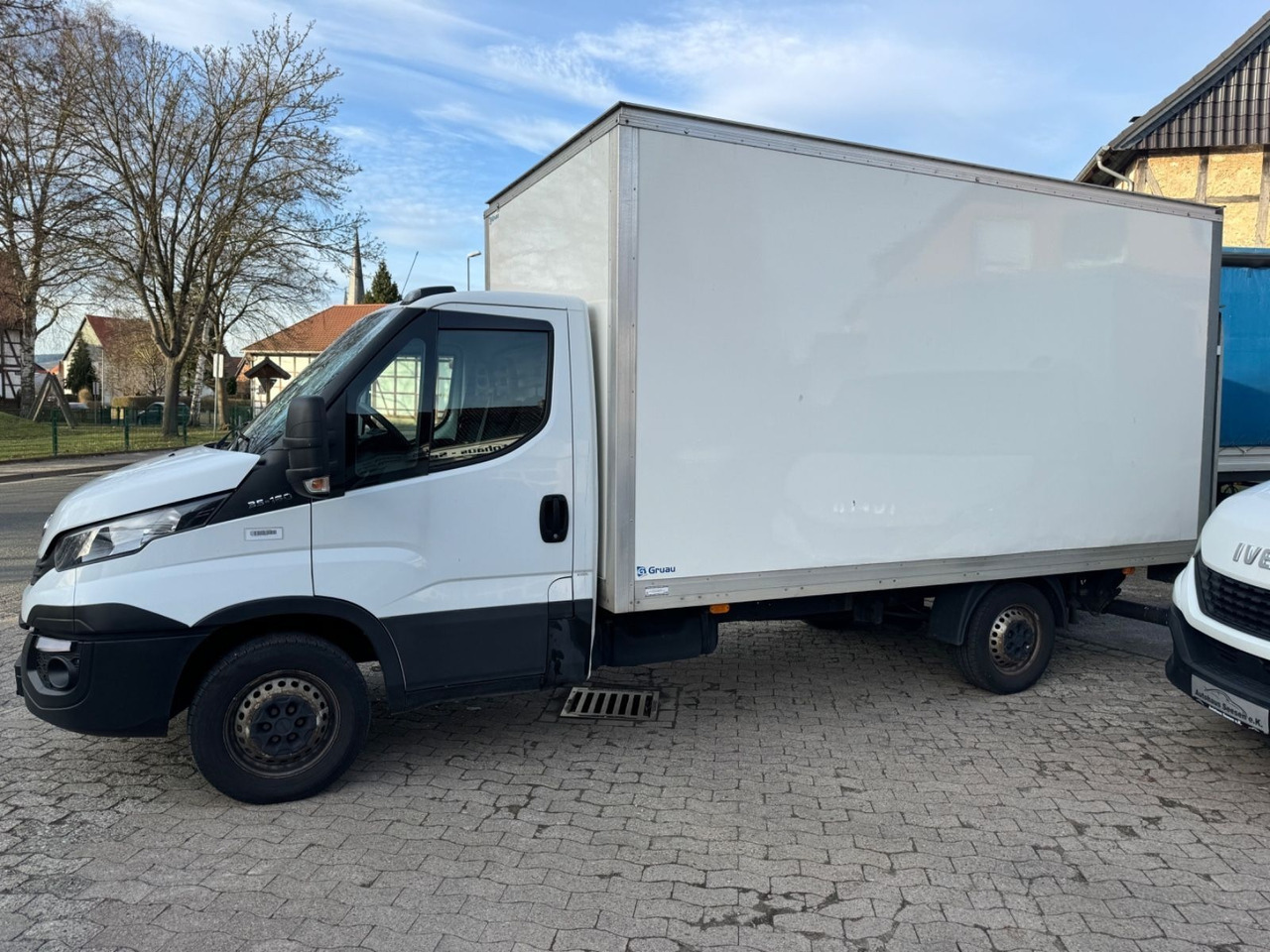 Fourgon grand volume IVECO Daily 35-160 Koffer + Tail Lift