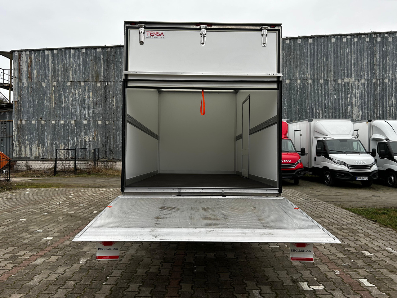 Fourgon grand volume Iveco Daily 50C18HZ Container mit 8 Paletten und einem 750-kg-Aufzug