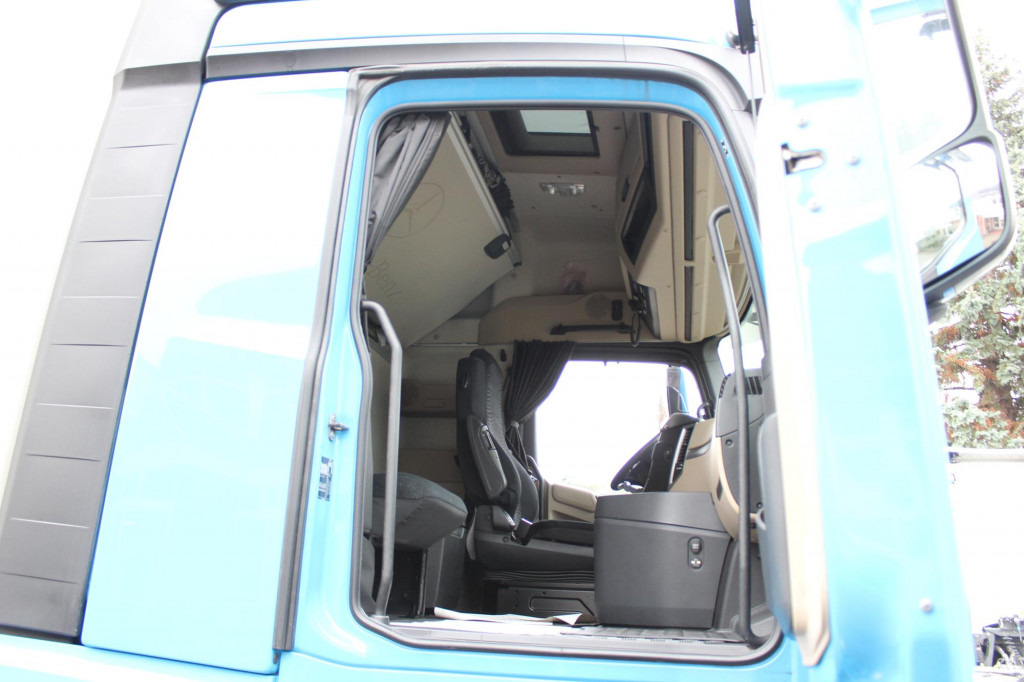 Véhicule utilitaire Mercedes-Benz Actros 2548 Koffer Retarder Schlafkab Kühlbox