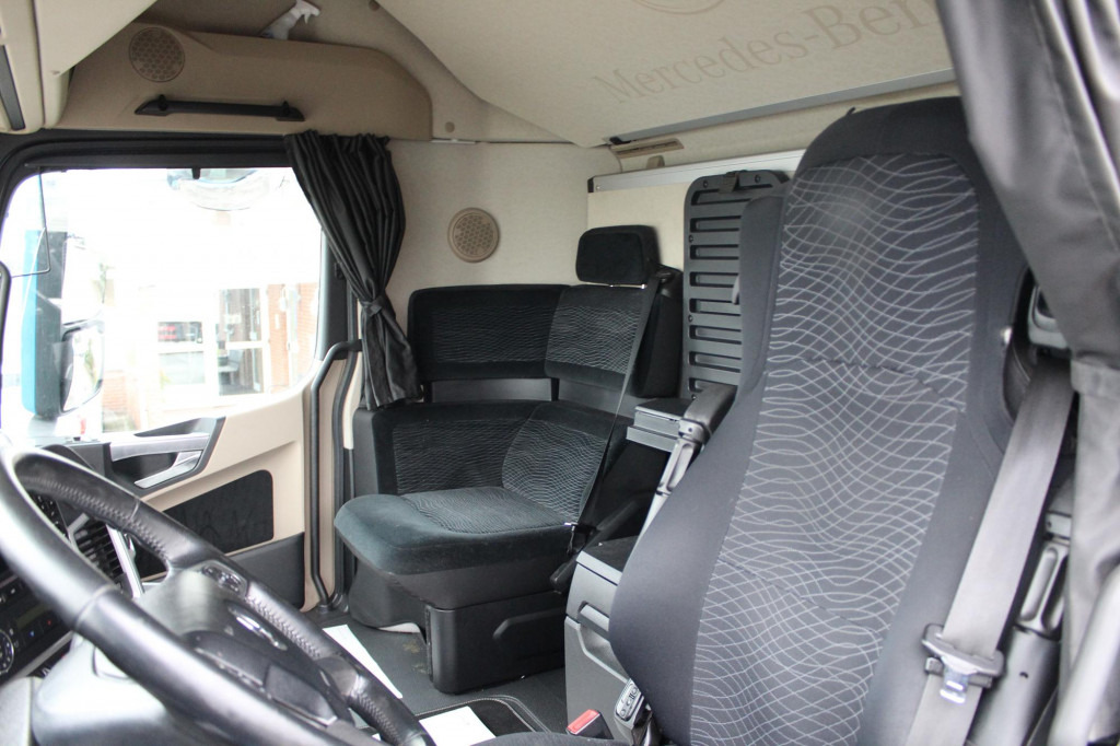 Véhicule utilitaire Mercedes-Benz Actros 2548 Koffer Retarder Schlafkab Kühlbox