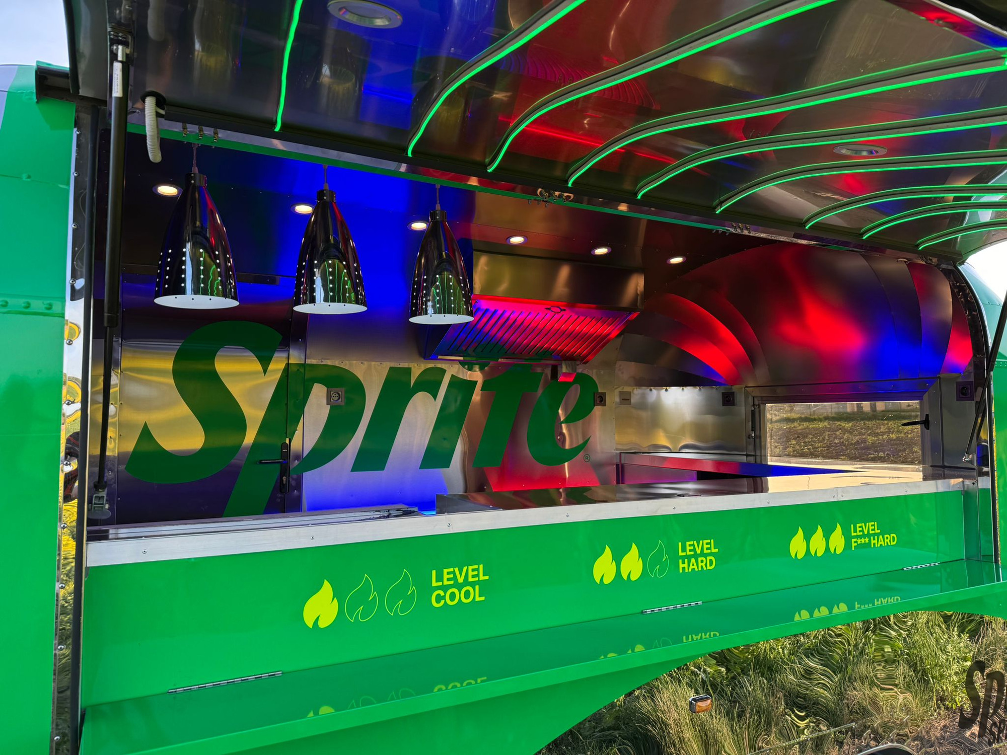 SHINE - American Food Truck - Annonce de vente undefined: photos 23