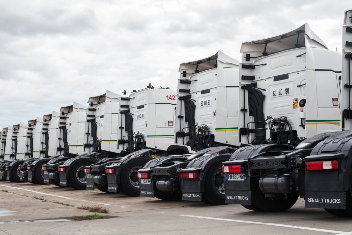 Renault Trucks France - Camions RENAULT - Année: 2015 undefined: photos 3