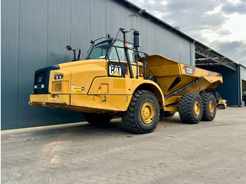 Tombereau articulé CATERPILLAR
