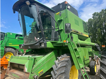 Moissonneuse-batteuse JOHN DEERE