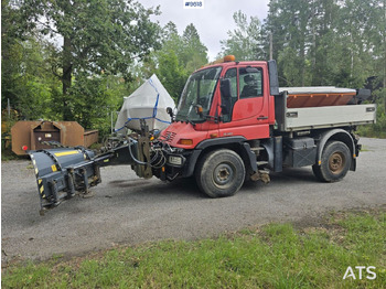 Engin de déneigement UNIMOG