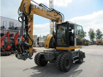 Pelle sur pneus LIEBHERR A 913
