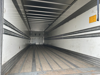 Semi-remorque fourgon Fruehauf FSR MD4 / Box / Loadlift 2000 kg / Lift axle: photos 3 Semi-remorque fourgon Fruehauf FSR MD4 / Box / Loadlift 2000 kg / Lift axle: photos 3