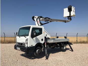 Camion avec nacelle NISSAN