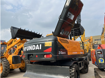 Pelle sur pneus HYUNDAI R210