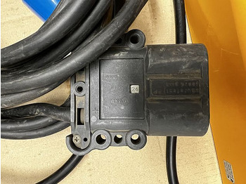 Accumulateur pour Matériel de manutention Zivan F7BQMW-0002QX | Used charger lead/acid 24V 60A 230V 11A sn. 1407710970 Used charger lead/acid 24V 60A 230V 11A sn. 1407710970: photos 5
