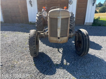 Tracteur agricole MASSEY FERGUSON 1000 series