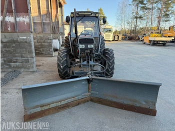 Tracteur agricole 1991 Massey Ferguson 372 4x4 FRONTHYDRAULIKK/SKJÆR: photos 3 Tracteur agricole 1991 Massey Ferguson 372 4x4 FRONTHYDRAULIKK/SKJÆR: photos 3