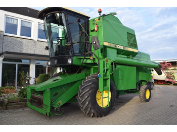 Moissonneuse-batteuse JOHN DEERE