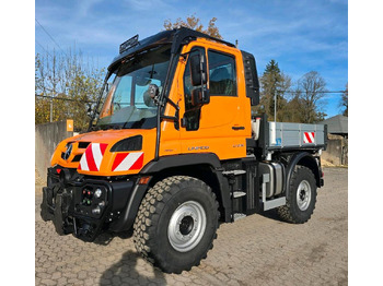 Engin de déneigement UNIMOG