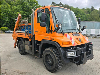 Engin de déneigement UNIMOG U300